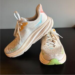 Hoka Clifton Runner in Vanilla